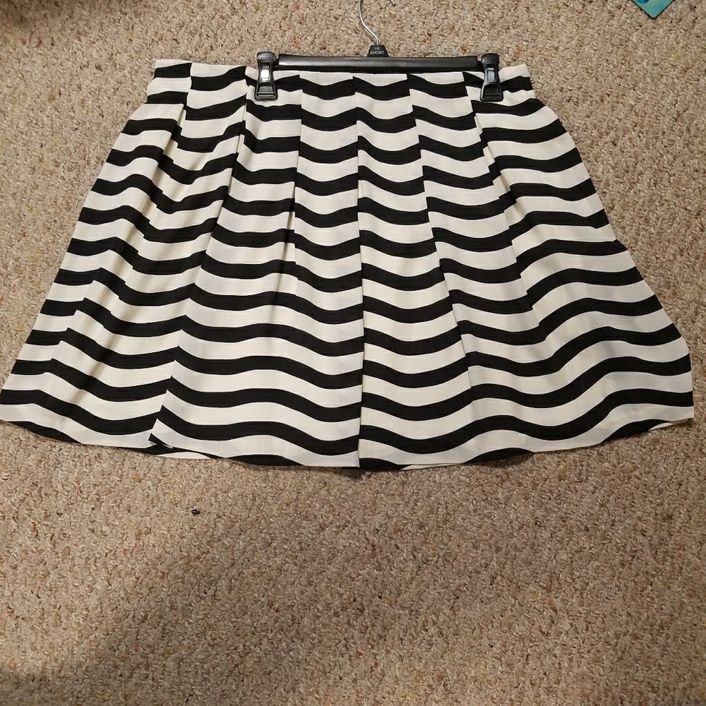 Black & white Banana Republic skirt